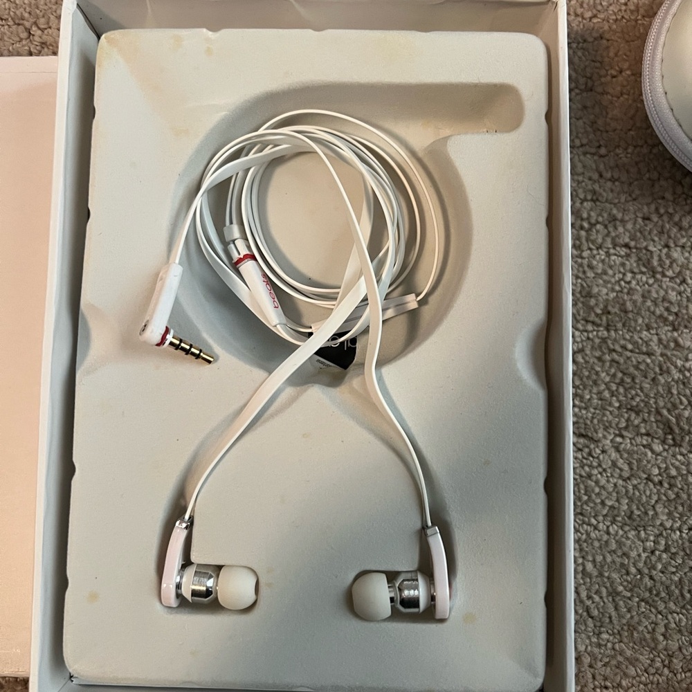 White Wired In-Ear Headphones